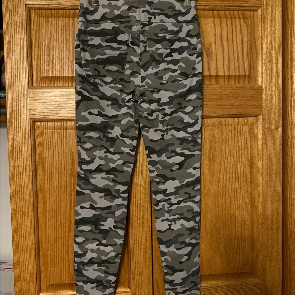 Rock & Republic Camo Green and Gray Leggings 8 - Picture 4 of 6